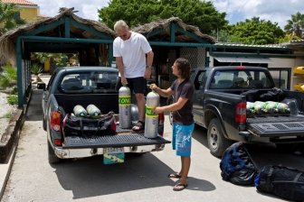 Buddy Dive Duiken - uitladen van Nitrox flessen